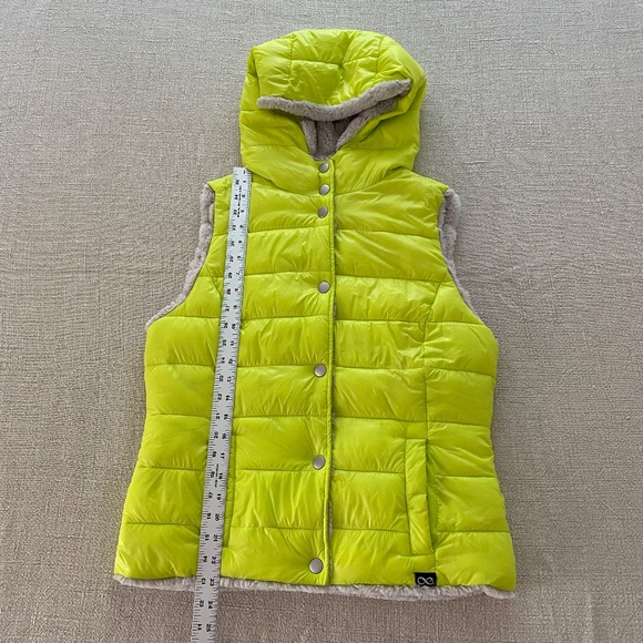 Be Boundless Reversible Hooded Vest in Neon Green and Gray Fur - Size M - Picture 4 of 8